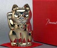 招き猫 バカラ baccarat 置物 ゴールド 木製台座 名入れ 彫刻 ギフト 記念品 贈り物 綿の実工房