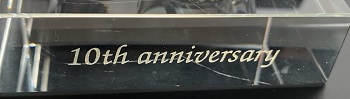 クリスタルガラス台座名入れ 側面 金色仕上げ 周年記念 アニバーサリー 名入れギフト 名入れ記念品 綿の実工房