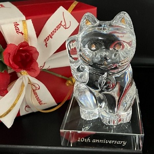 バカラ 招き猫 ガラス台座名入れ記念品 サイズ小 綿の実工房