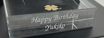 クリスタルガラス台座名入れ 側面 天面 金色仕上げ 名入れギフト 名入れ記念品 綿の実工房