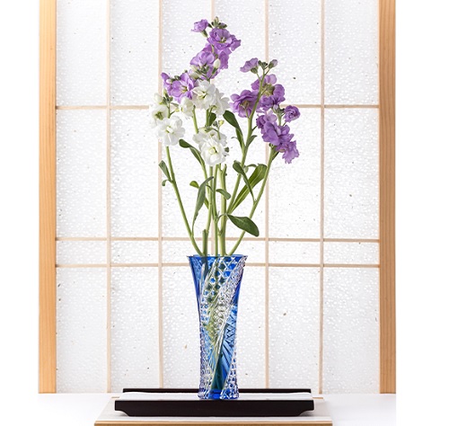 カガミクリスタル 花瓶 江戸切子 青流 飾りイメージ