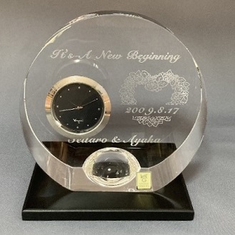 木製の飾り台付 時計名入れ Q425 オリジナルギフト 記念品