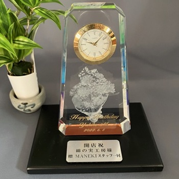 寄贈プレート刻印 銀色 記念品 木製の飾り台付 オリジナルギフト 贈答品 綿の実工房