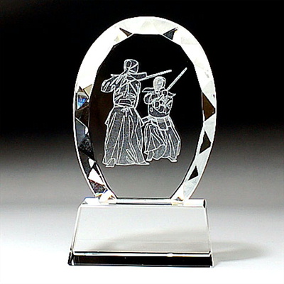 811スポーツ 剣道 クリスタルスポーツトロフィー 名入れ記念品 オリジナル 木製の飾り台付 綿の実工房