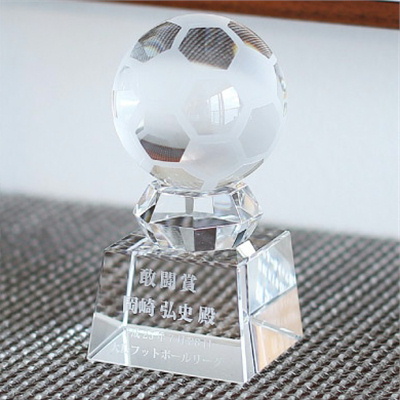 SB-1 サッカー クリスタルボールトロフィー スポーツトロフィー 名入れ記念品 オリジナル 木製の飾り台付 綿の実工房