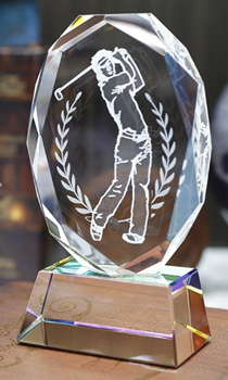 SS-1 ゴルフ クリスタルスポーツトロフィー 名入れ記念品 オリジナル 木製の飾り台付 綿の実工房