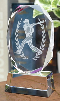 SS-2 野球 クリスタルスポーツトロフィー 名入れ記念品 オリジナル 木製の飾り台付 綿の実工房