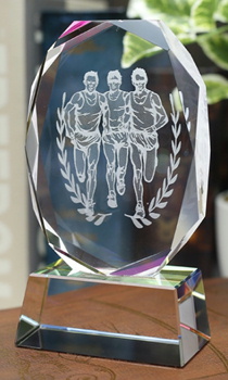 SS-4 陸上 クリスタルスポーツトロフィー 名入れ記念品 オリジナル 木製の飾り台付 綿の実工房