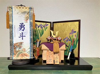 五月人形一刀彫り木彫り モダン友禅名入掛軸菖蒲紋入 悠久兜